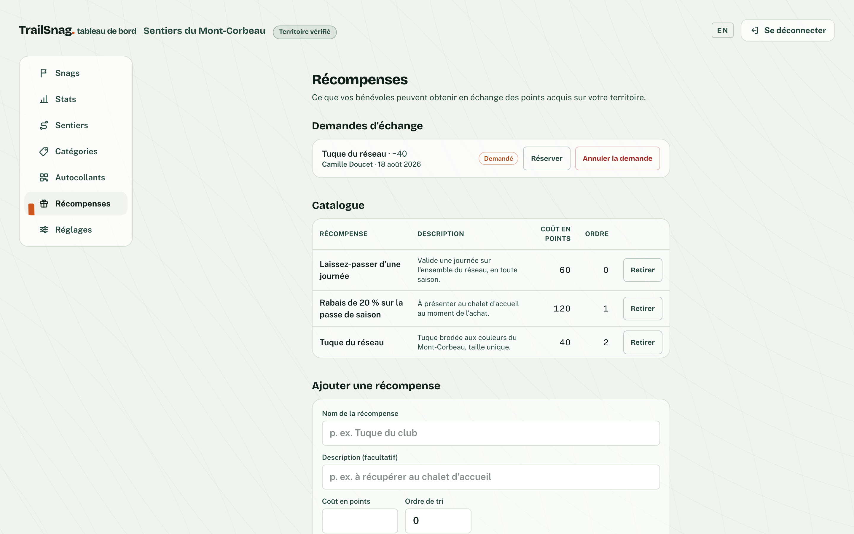 Le catalogue de récompenses : laissez-passer, rabais de saison, tuque du réseau, et une demande d’échange en attente de décision.