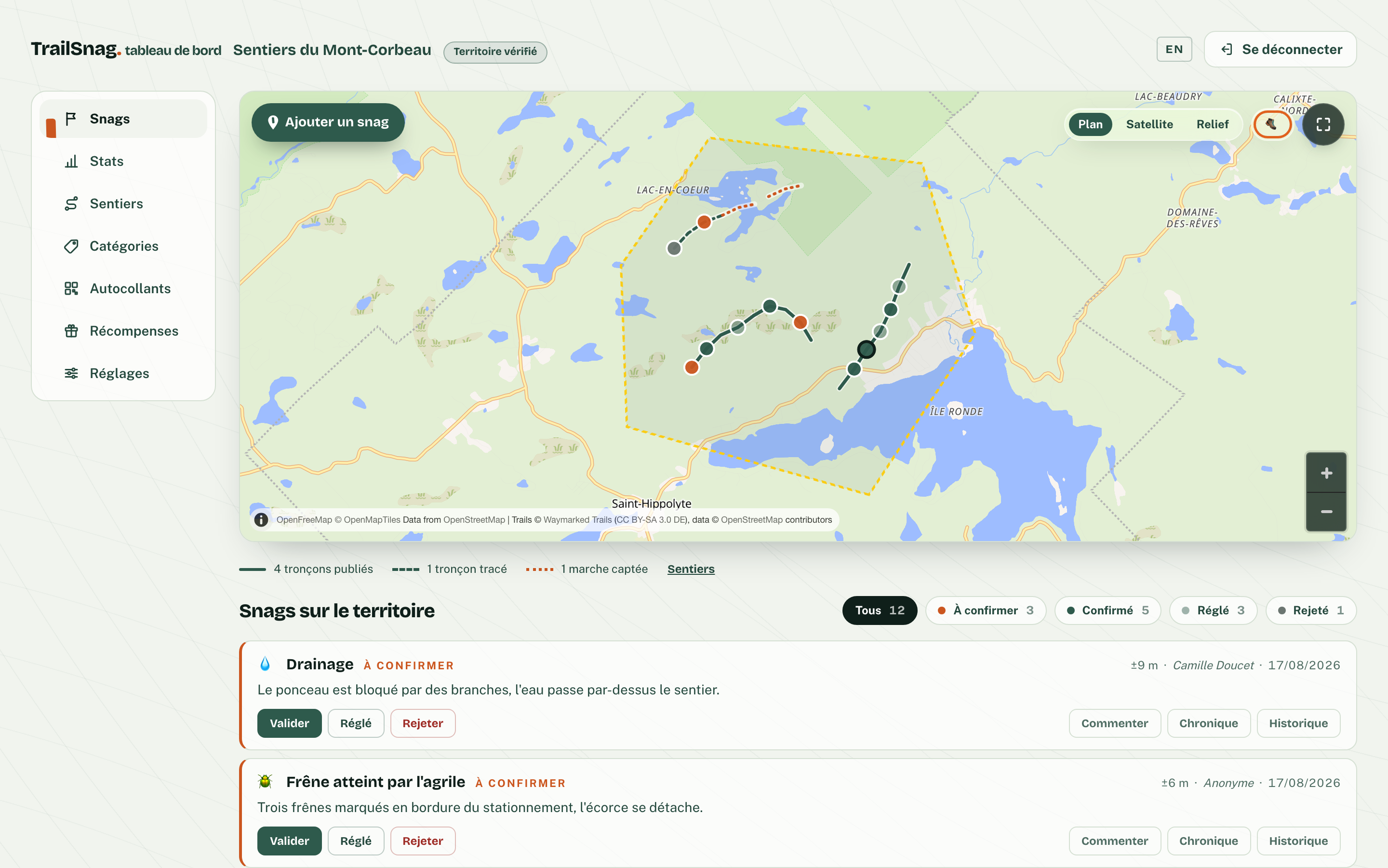La file de triage : la carte du territoire avec les signalements géolocalisés, puis douze signalements avec leur état — à confirmer, confirmé, réglé, rejeté.